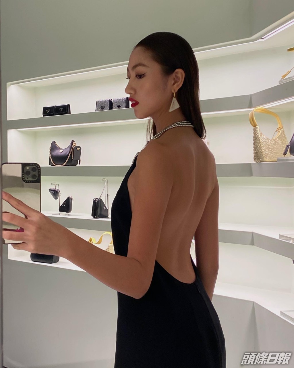 任晴佳晒出大露背相，疑似真空上陣。